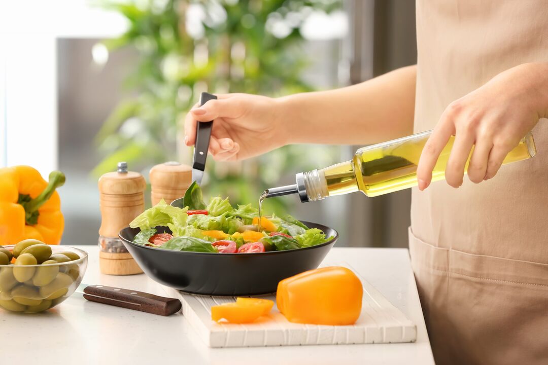 Podľa stredomorskej stravy dievča pripravuje zdravý zeleninový šalát