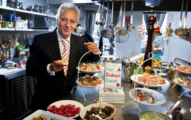 Pierre Dukan obklopený diétnymi jedlami