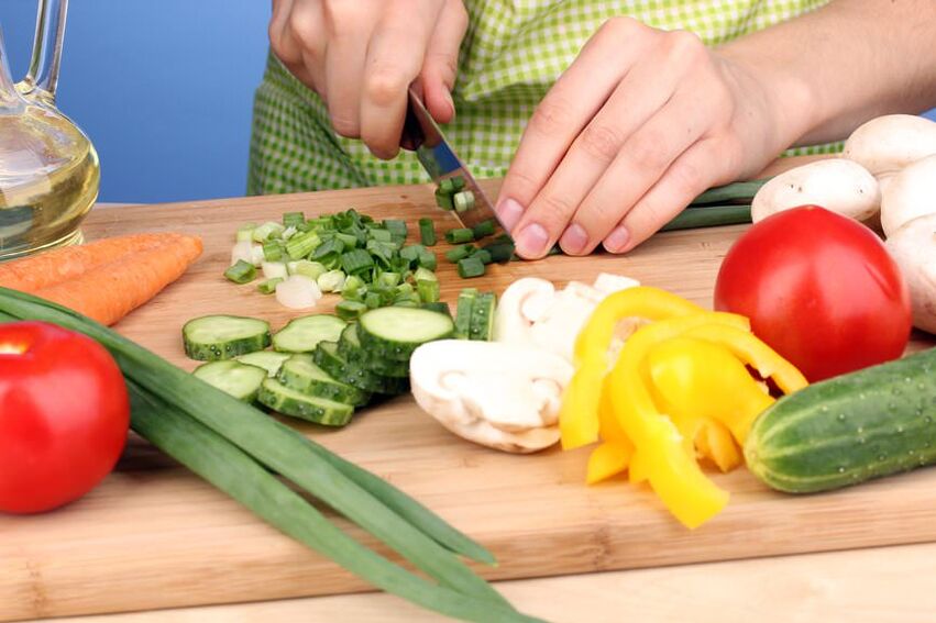 Príprava zeleninového šalátu pre fázu „Cruise Dukanovej diéty